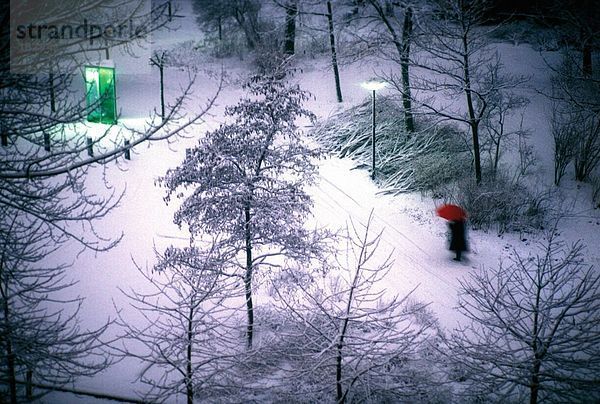 Erhöhte Ansicht der Person zu Fuß im Schnee mit Dach