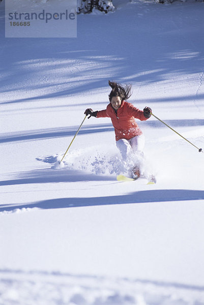 Frau beim Skifahren im Schnee