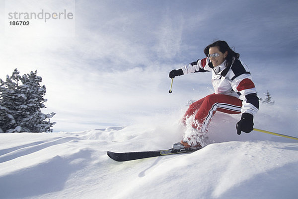 Frau beim Skifahren im Schnee