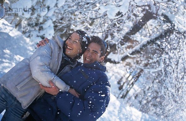 Paar im Schnee stehend