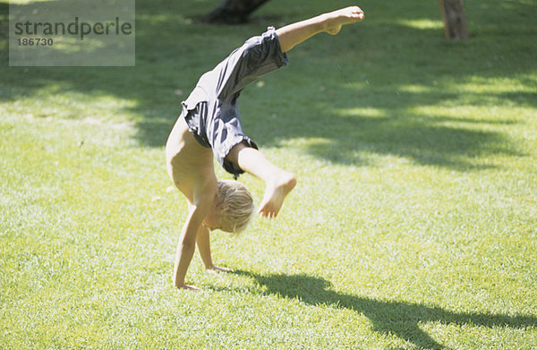 Junge beim Handstand