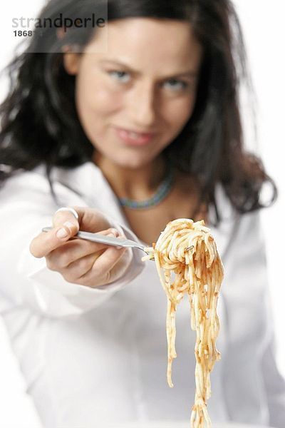 Junge Frau hält Gabel mit Spaghetti