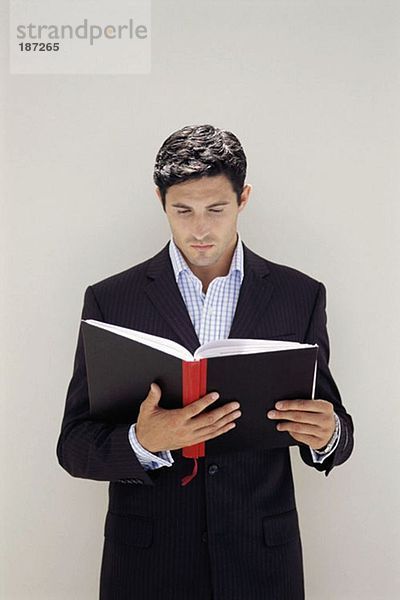 Geschäftsmann beim Lesen von Notizbüchern