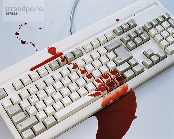 Blut auf einer Computertastatur