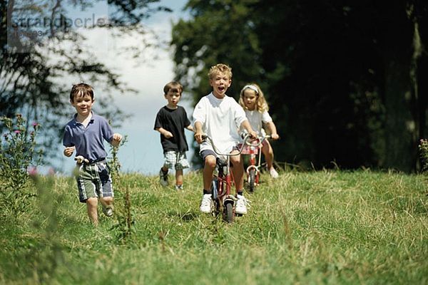 Kinder beim Laufen und Radfahren