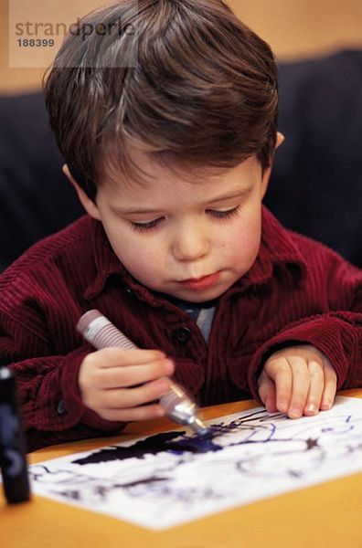 Junge malt ein Bild