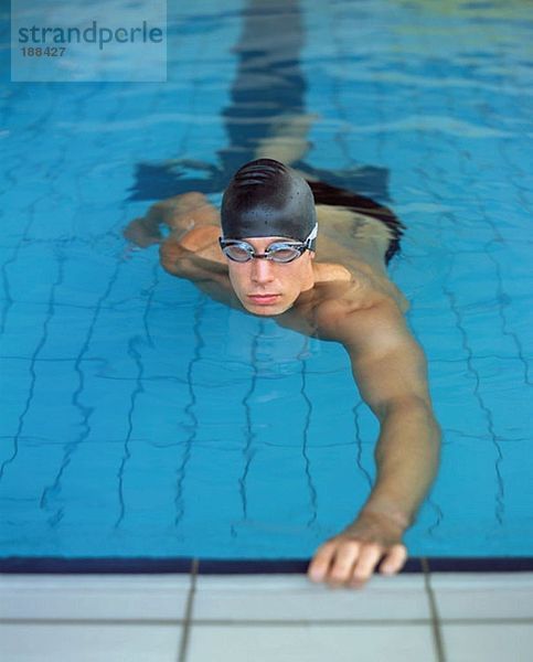 Männlicher Schwimmer im Pool