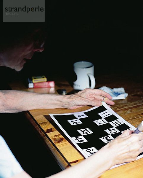 Frau spielt Bingo