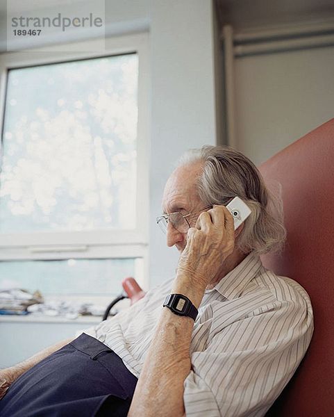 Älterer Mann mit Handy