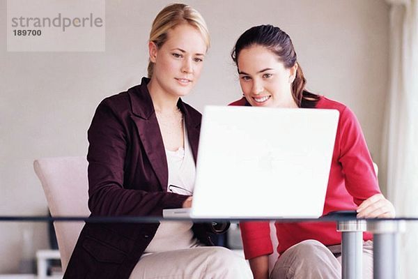 Zwei Frauen  die einen Laptop benutzen