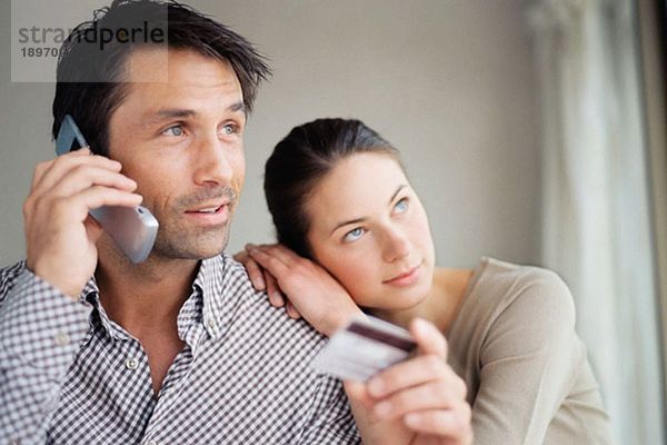 Paar mit Kreditkarte über das Telefon