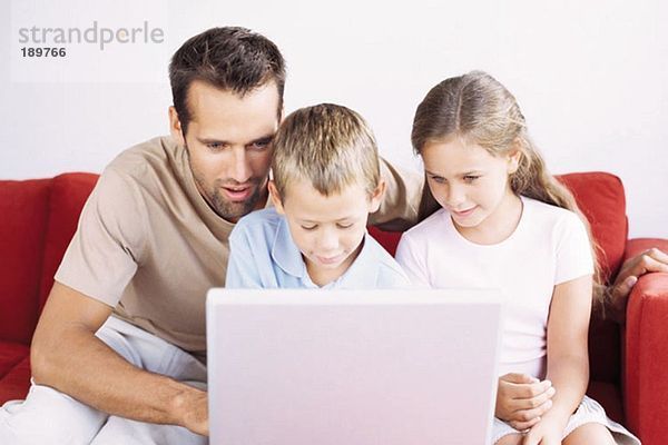 Vater und Kinder mit Laptop