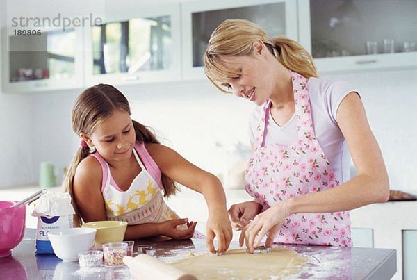 Mutter und Tochter machen Kekse