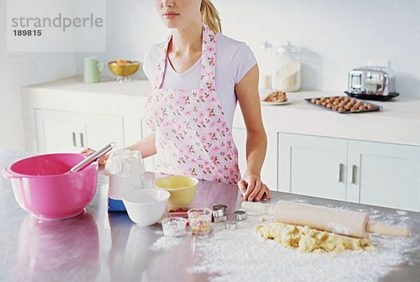 Frau bereitet sich auf die Herstellung von Keksen vor
