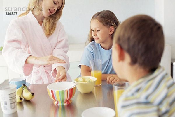 Mutter und Kinder beim Frühstücken