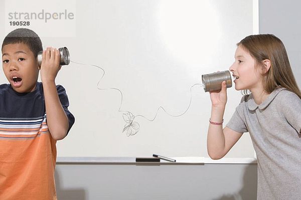 Kinder mit Blechdose telefonieren