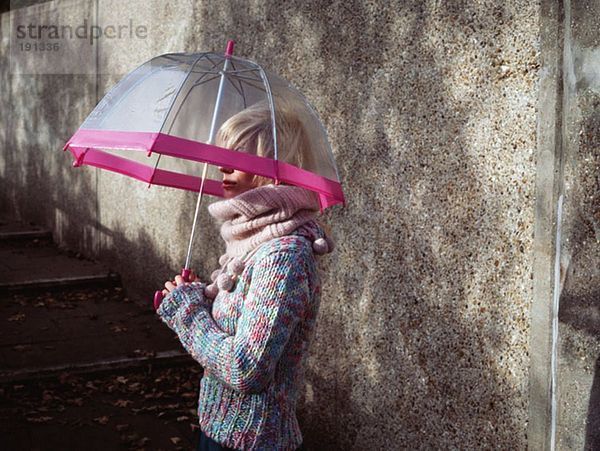 Frau mit transparentem Schirm