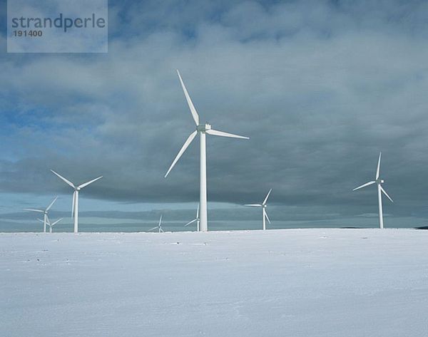 Windkraftanlagen im Schnee
