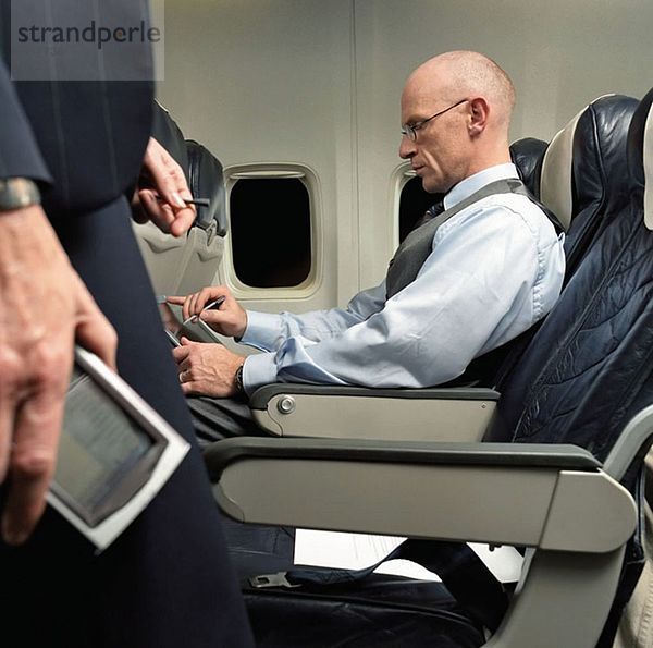 Geschäftsleute im Flugzeug