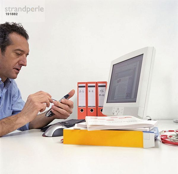 Büroangestellter mit einem Handheld-Computer