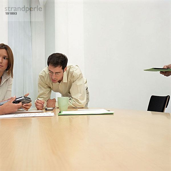 Büroangestellte mit Handheld-Computer