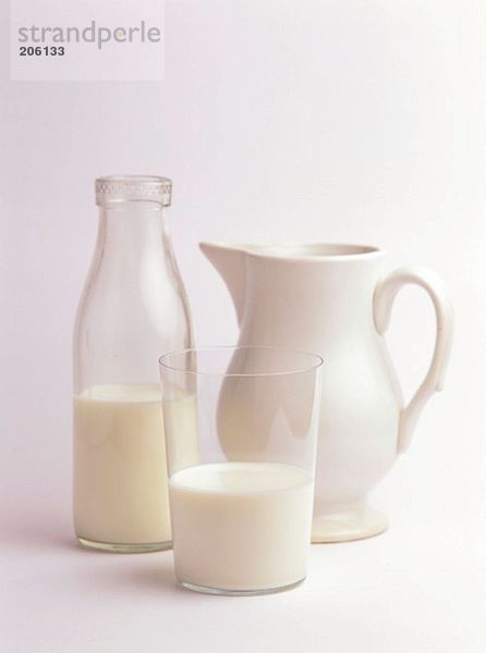 Milch in Glas  Flasche und Krug