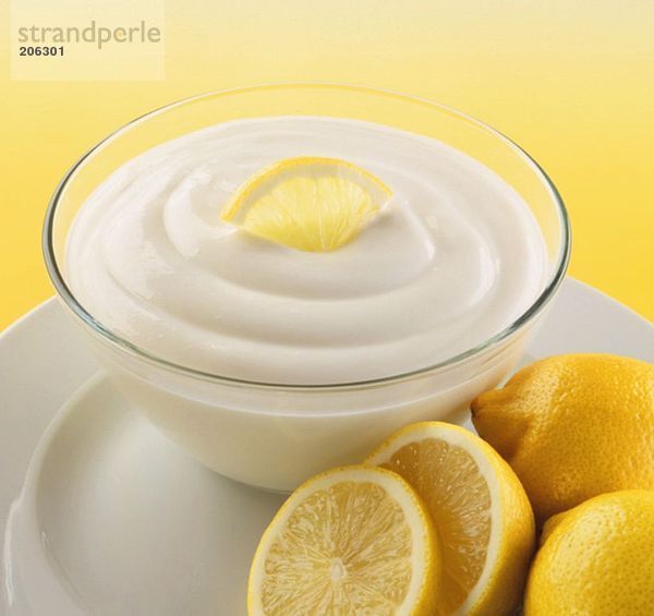 Schälchen mit Zitronenpudding