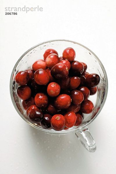 Frische Cranberries im Glas (von oben)