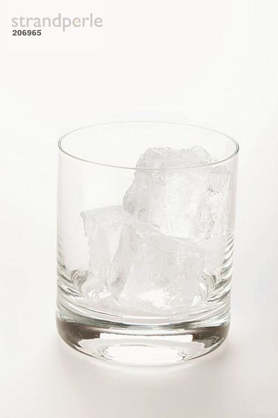 Leeres Glas mit Eiswürfeln