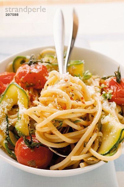 Spaghetti mit Kirschtomaten und Zucchini
