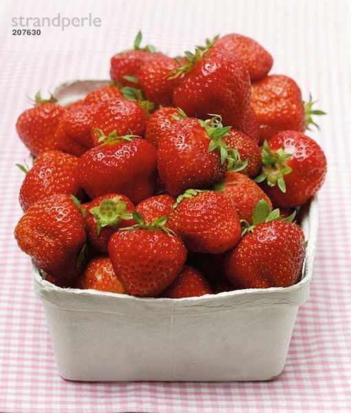 Frische Erdbeeren in Pappschale