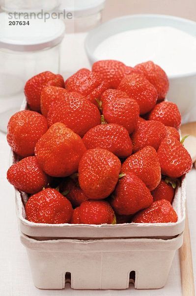 Frische Erdbeeren in Pappschale  Einmachgläser  Zucker
