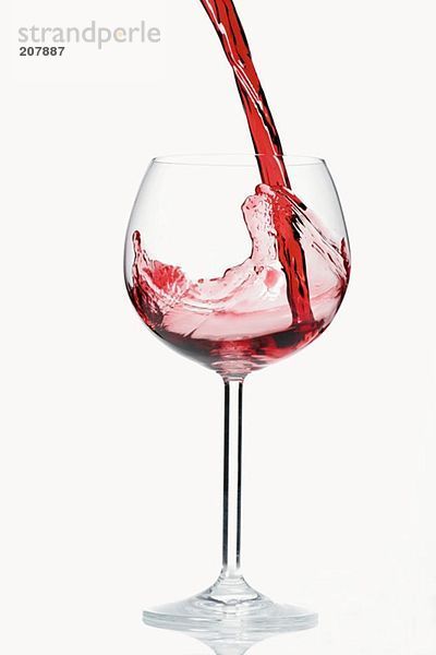 Rotwein in Glas giessen