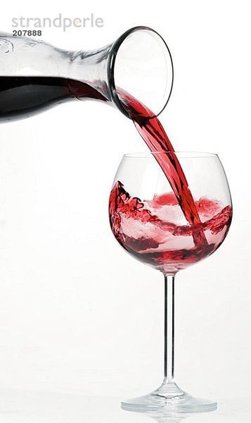 Rotwein aus Karaffe in Glas giessen