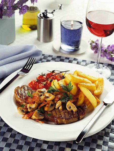Gegrilltes Steak mit Champignons  Tomaten & Pommes frites
