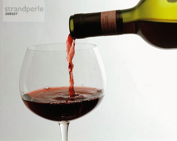 Chianti Classico wird in ein Rotweinglas eingeschenkt