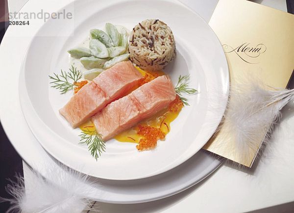 Pochierter Lachs mit Kaviar-Safran-Sauce