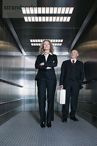 Geschäftsmann und Geschäftsfrau im Aufzug