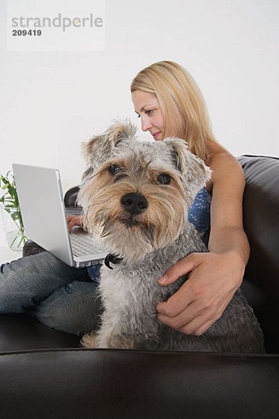 Frau mit Laptop und Haushund