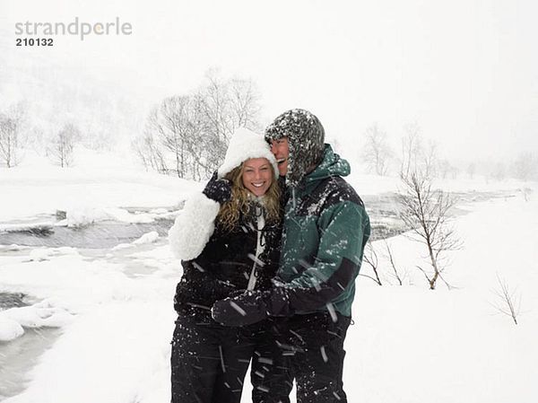 Junges Paar im Schnee