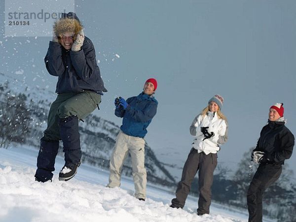 Freunde werfen Schneebälle