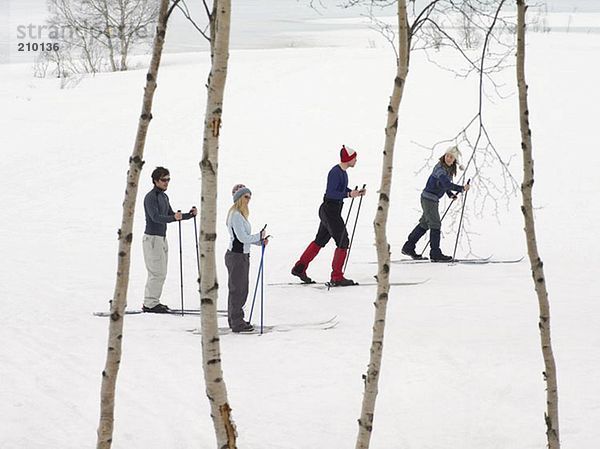 Skifahrer beim Trekking durch den Schnee