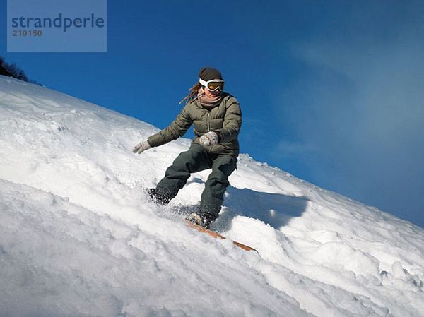 Frau beim Snowboarden