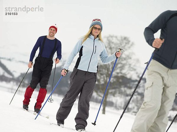 Freunde  die auf Skiern laufen