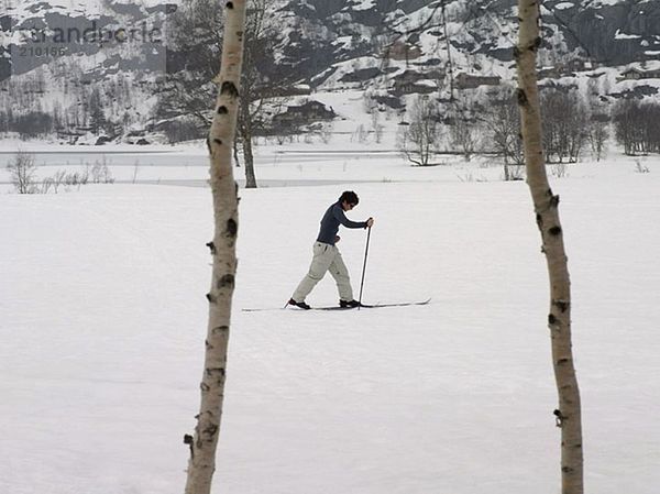 Skifahrer-Trekking durch den Schnee