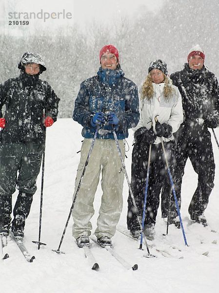 Vier Freunde auf Skiern