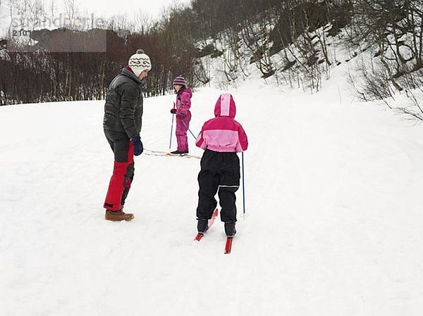 Mutter und Töchter beim Skifahren