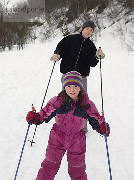 Vater und Tochter Skifahren
