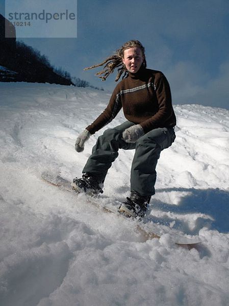 Frau beim Snowboarden