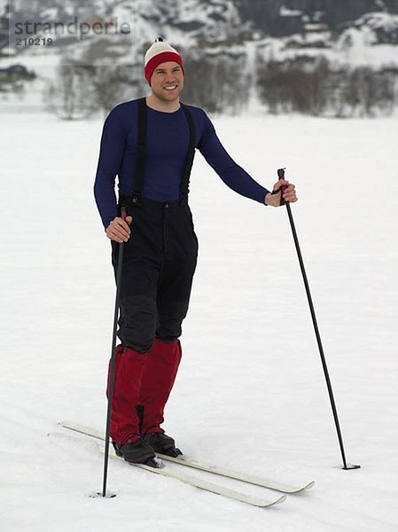 Junger Mann auf Skiern